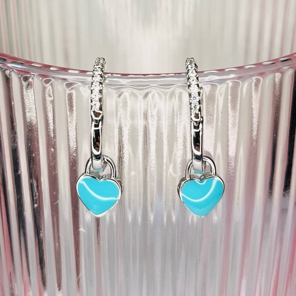 Small hoop earrings with heart charm - Picture 2 of 5